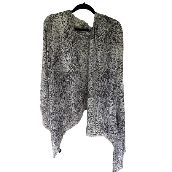 David and Young  Women's Abstract Gray White Printed Scarf (One Size) - Picture 4 of 4